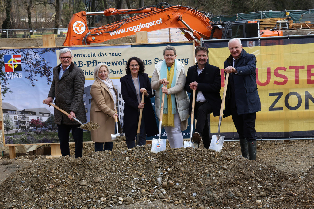 LR Martin Zauner, LR Daniela Gutschi mit Bgm. Harald Preuner, Vzbgm. Florian Kreibich, StR Andrea Brandner und Monika Schüssler (GF ÖJAB) beim offiziellen Spatenstich des neuen Pflegewohnhaus in der Aignerstraße.